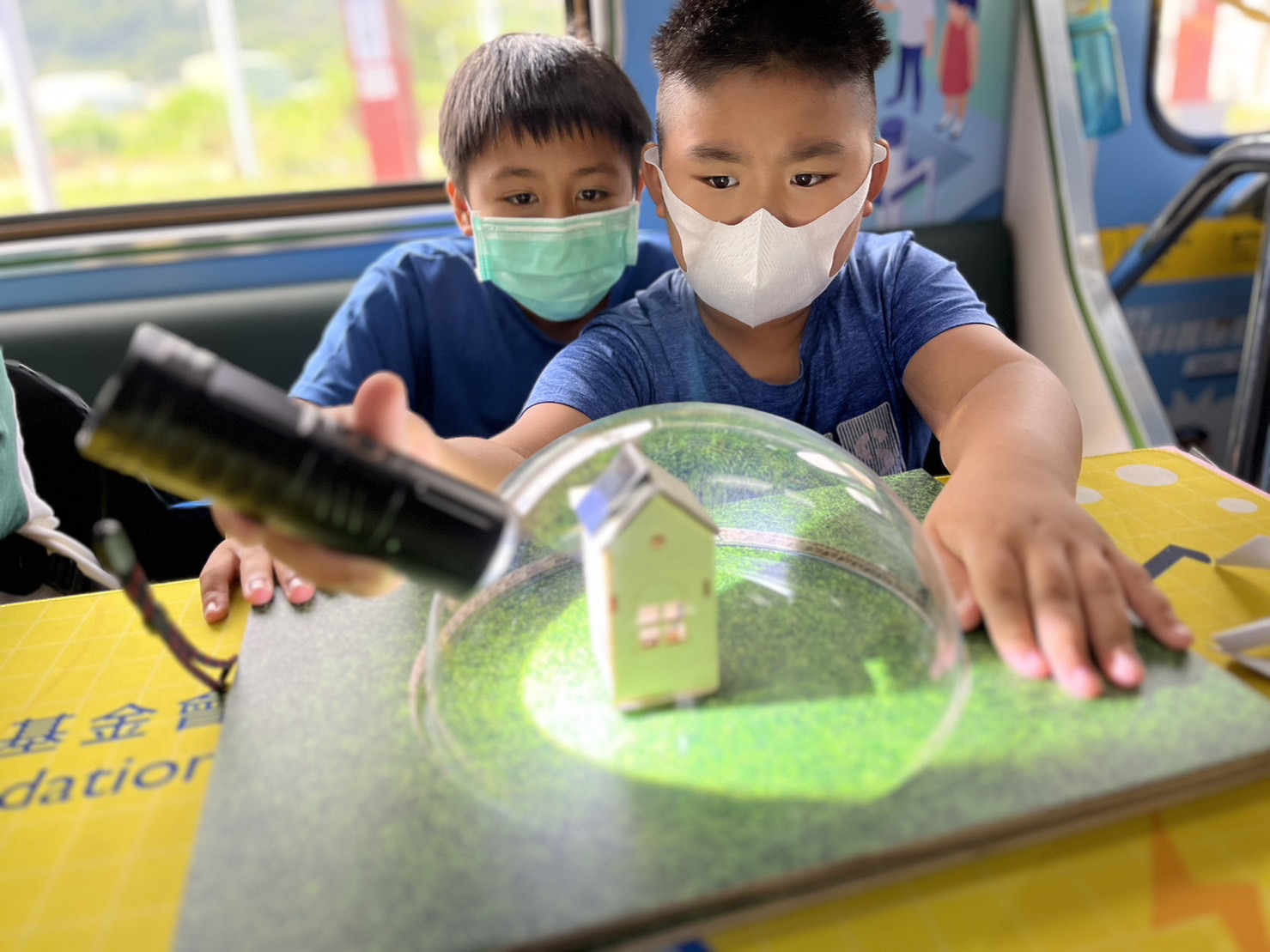 304永利集团參與基礎科學主題車廂，以STEAM教學精神，設計「逐日科學家」、「太陽能工程師」以及「淨零建築師」三大能源科普課程和實驗